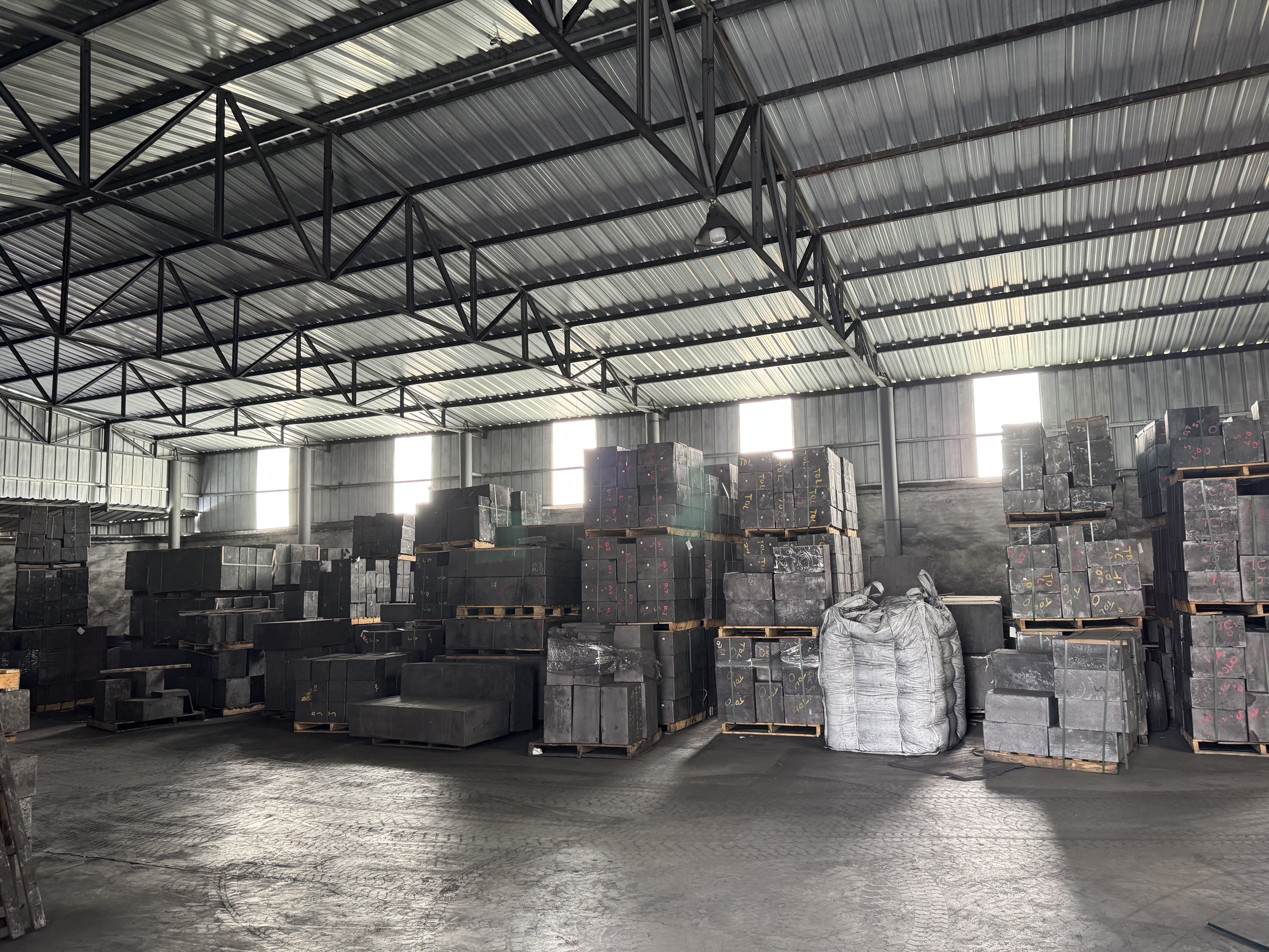 中粗材質(zhì)，高純石墨，等靜壓石墨區(qū)別